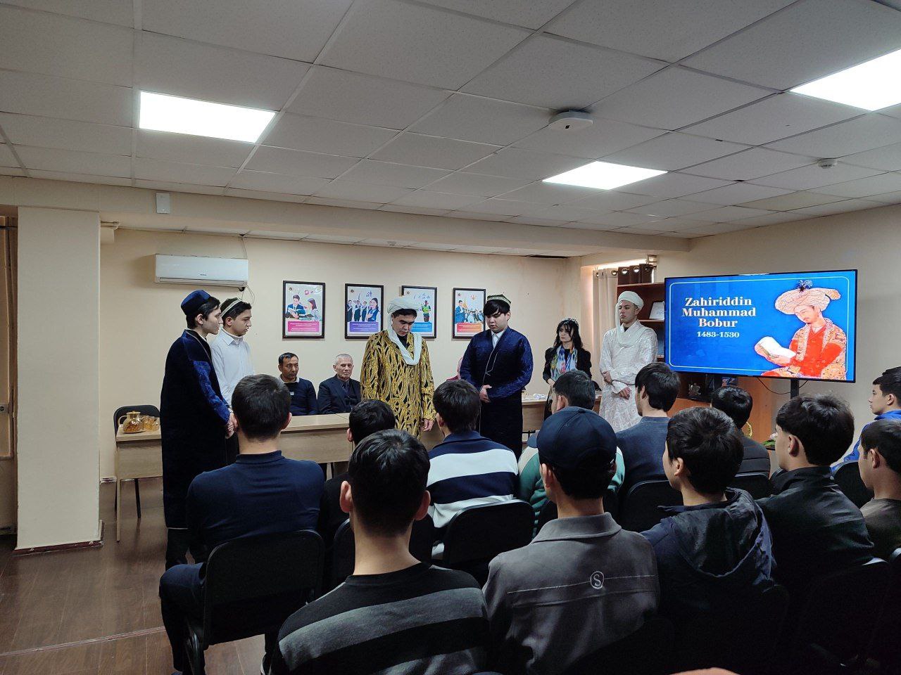 Toshkent arxitektura-qurilish universitetining 1-sonli talabalar turar joyida “Boburxonlik” kechasi davom etmoqda