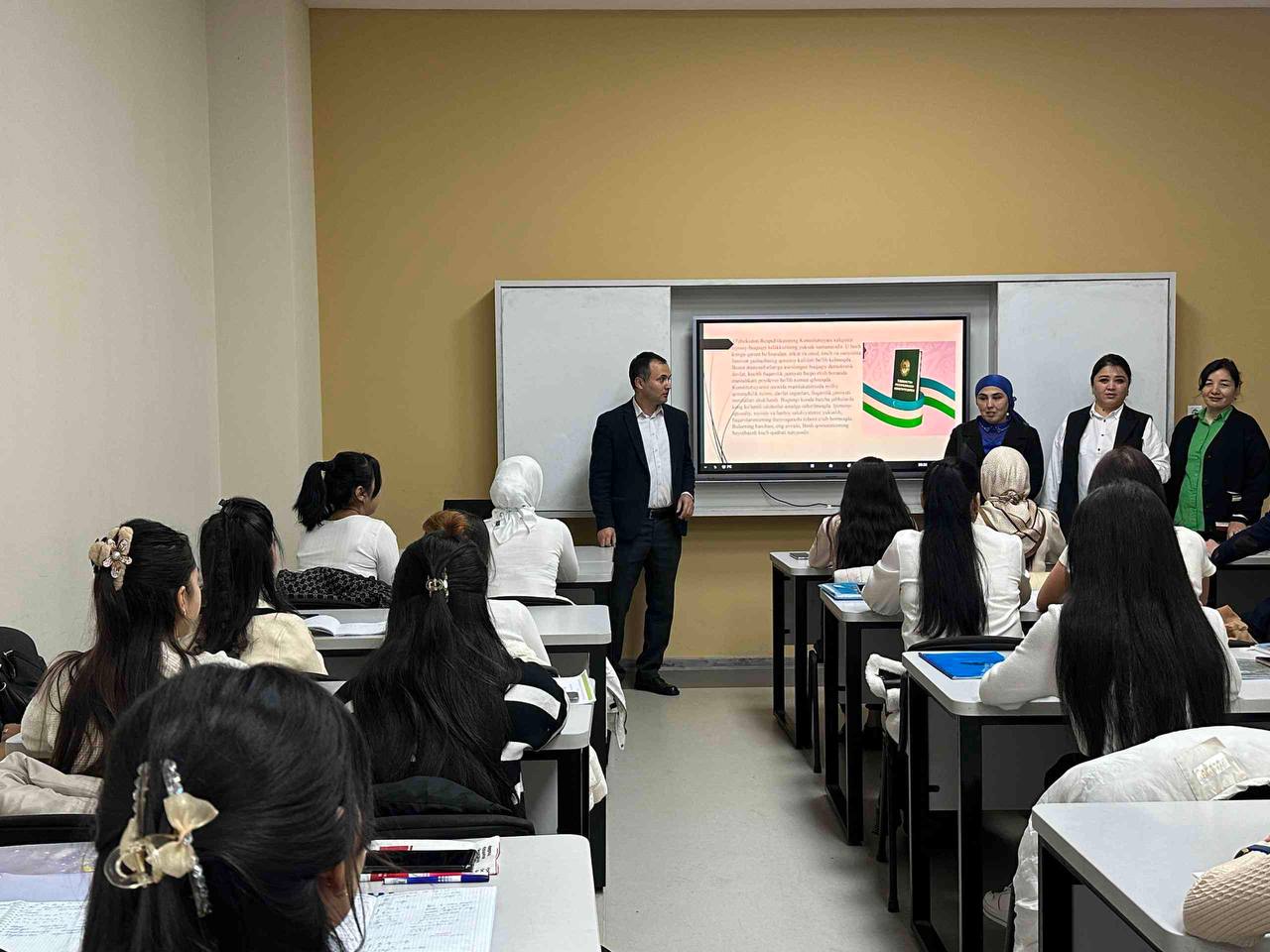 Toshkent arxitektura-qurilish universiteti professor-o'qituvchilari hamda tyutorlari tomonidan "Konstitutsiya baxtimiz qomusi" mavzusida davra suhbatlari o'tkazilmoqda