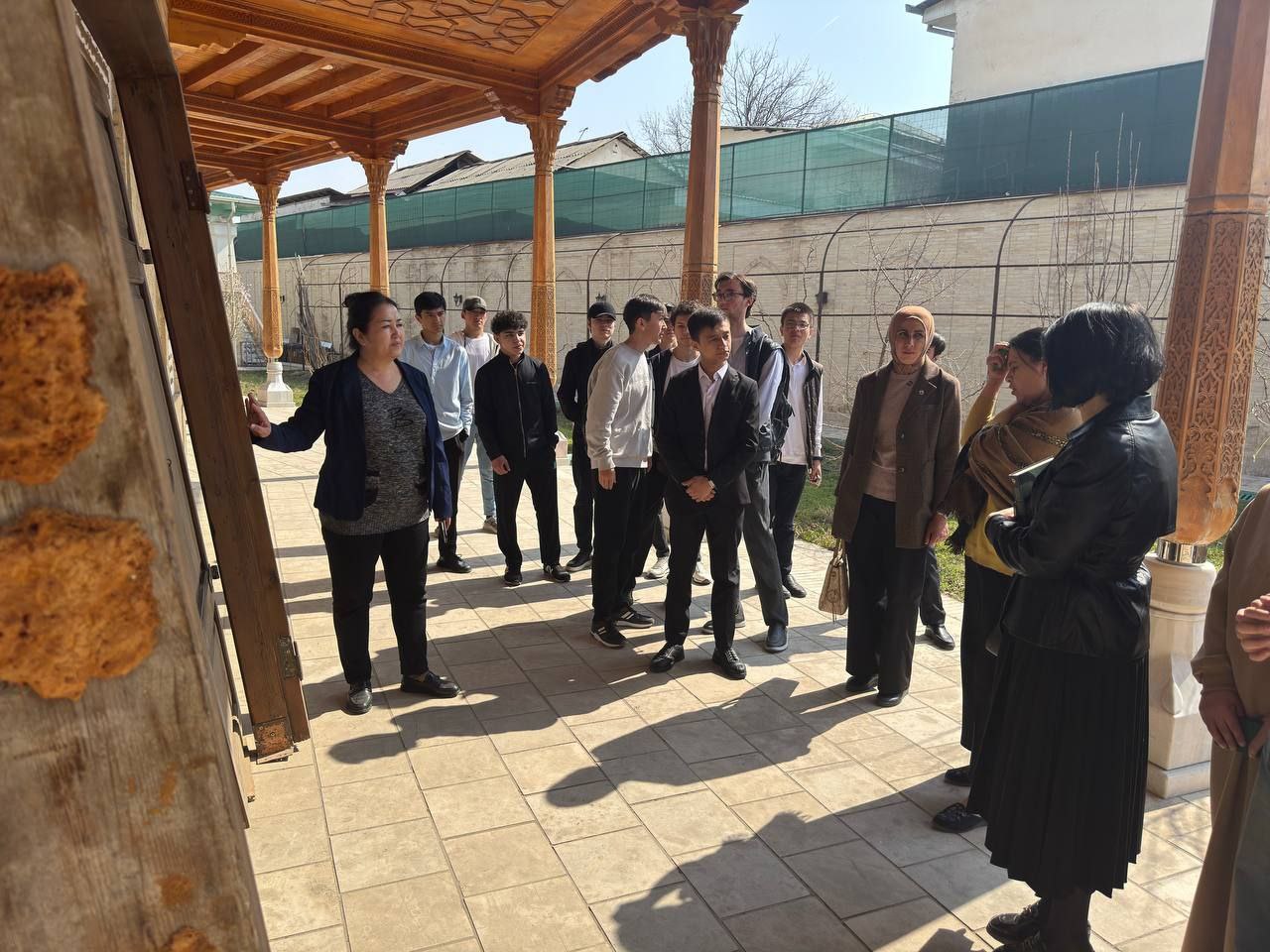 Toshkent arxitektura-qurilish universiteti tyutorlari va talabalari  Buyuk adibimiz, O‘zbek romanchiligi asoschisi  Abdulla Qodiriyning uy muzeyiga ekskursiya uyushtirdi
