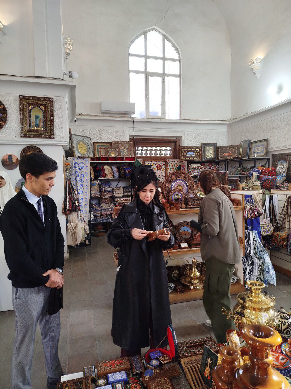 Toshkent arxitektura-qurilish universiteti tyutorilari hamda talabalari tarixiy obidalardan biri "Baroqxon madrasasi"da boʻldilar