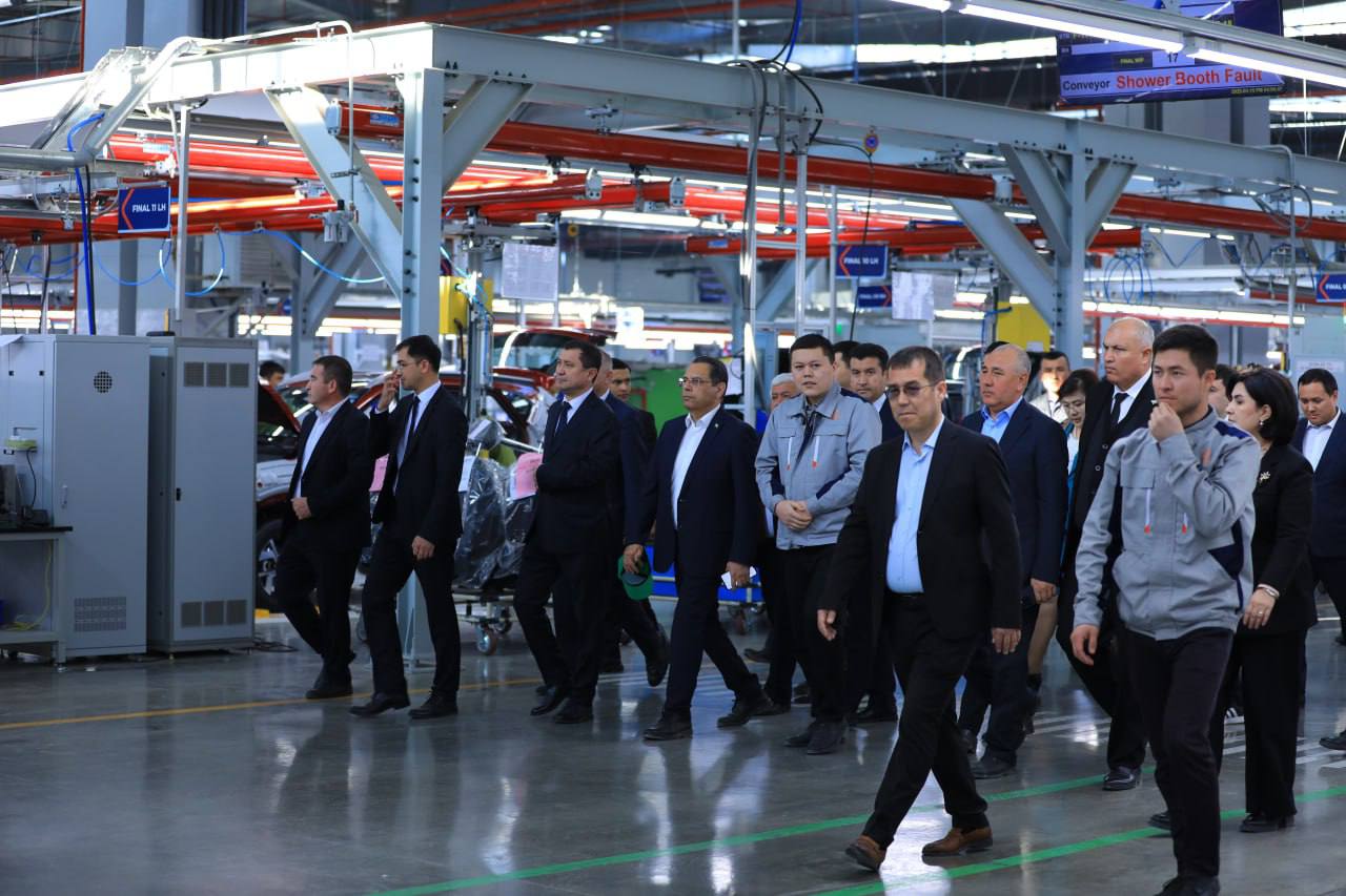 Mehmonlar “BYD Uzbekistan” va “ADM Jizzakh” korxonalari faoliyati bilan yaqindan tanishdilar