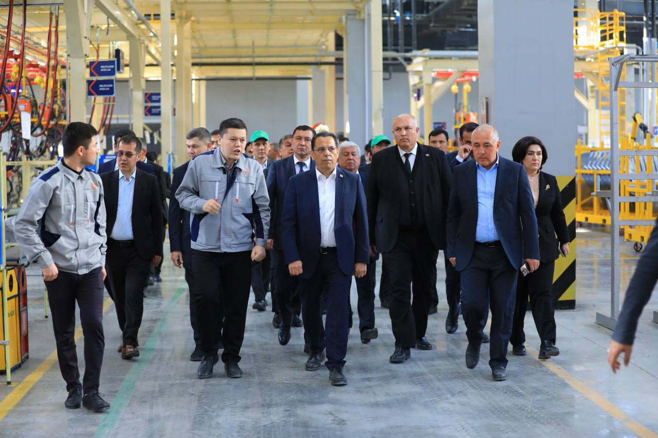 Mehmonlar “BYD Uzbekistan” va “ADM Jizzakh” korxonalari faoliyati bilan yaqindan tanishdilar