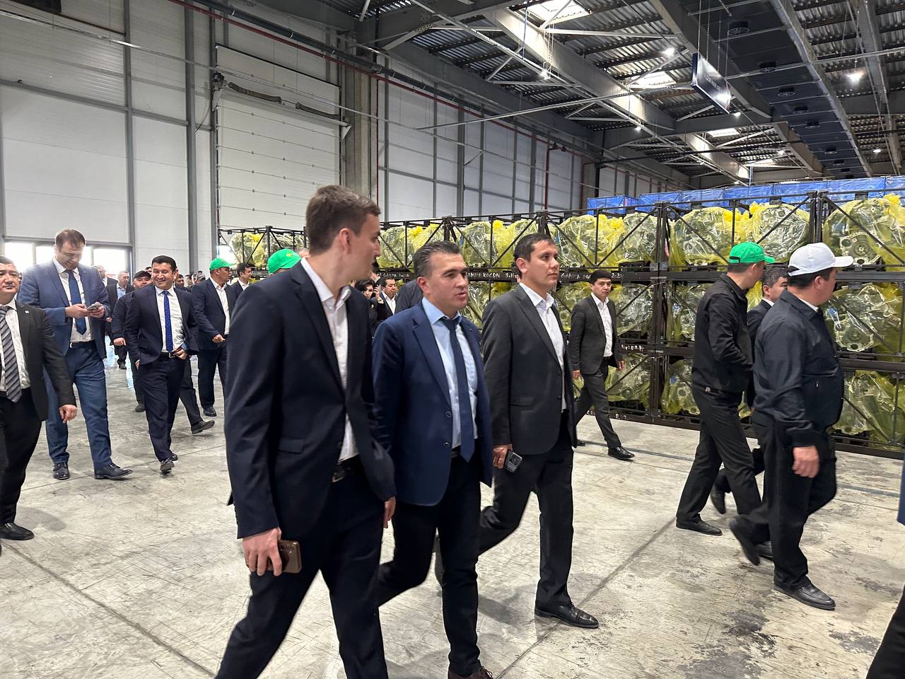 Mehmonlar “BYD Uzbekistan” va “ADM Jizzakh” korxonalari faoliyati bilan yaqindan tanishdilar