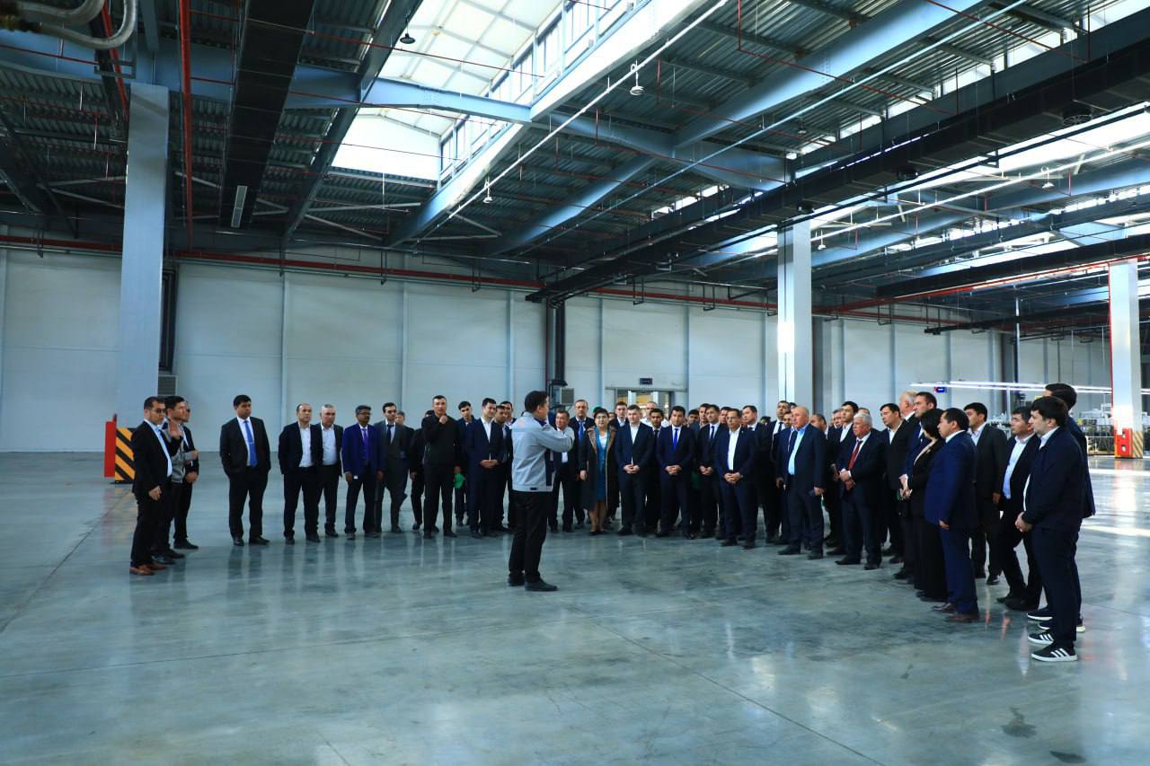 Mehmonlar “BYD Uzbekistan” va “ADM Jizzakh” korxonalari faoliyati bilan yaqindan tanishdilar