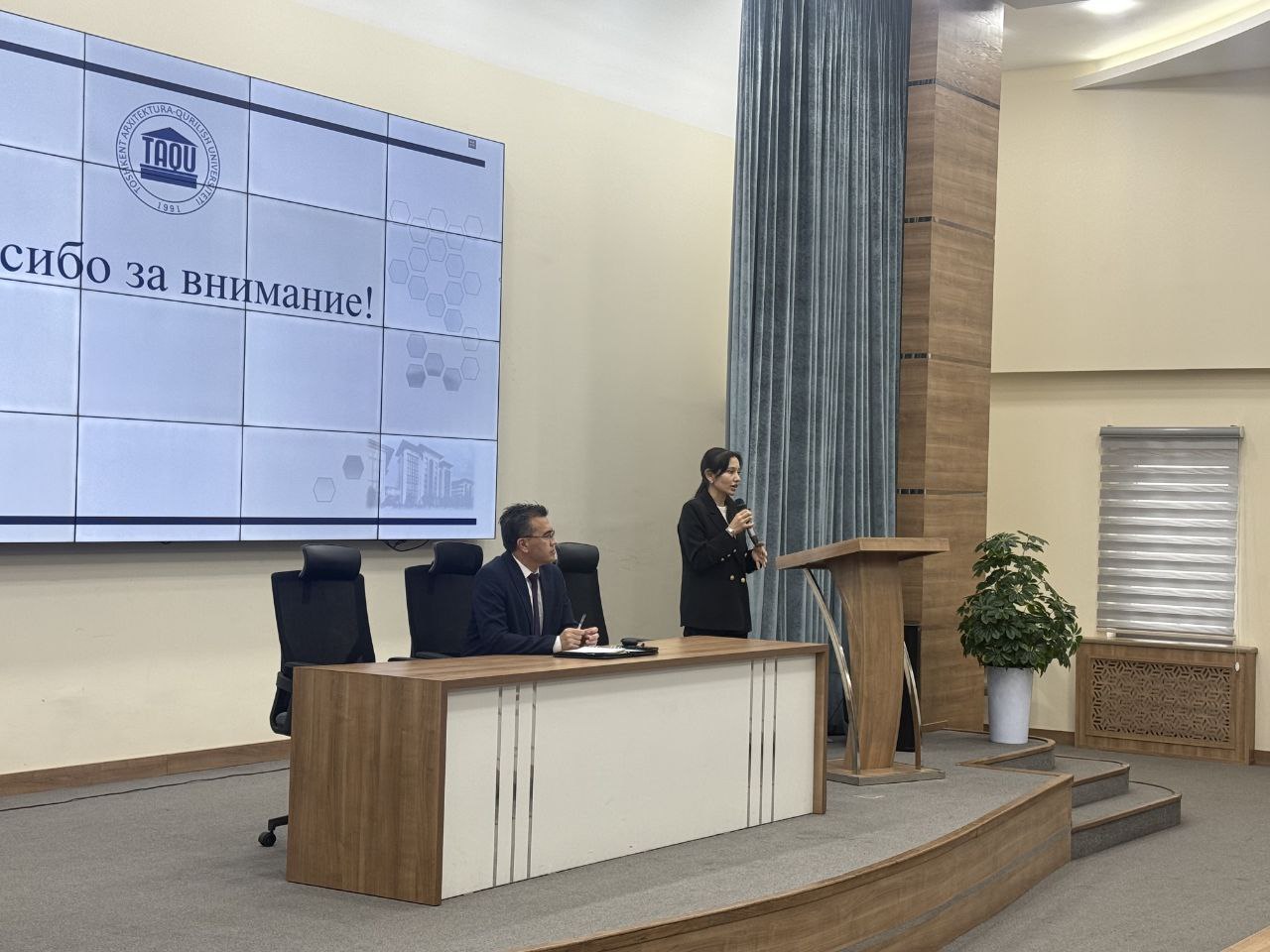 Toshkent arxitektura-qurilish universitetida rektor B.A. Tulaganov universitetda amalga oshirilayotgan islohotlar va dolzarb masalalar yuzasidan talabalar bilan ochiq muloqot o‘tkazdi