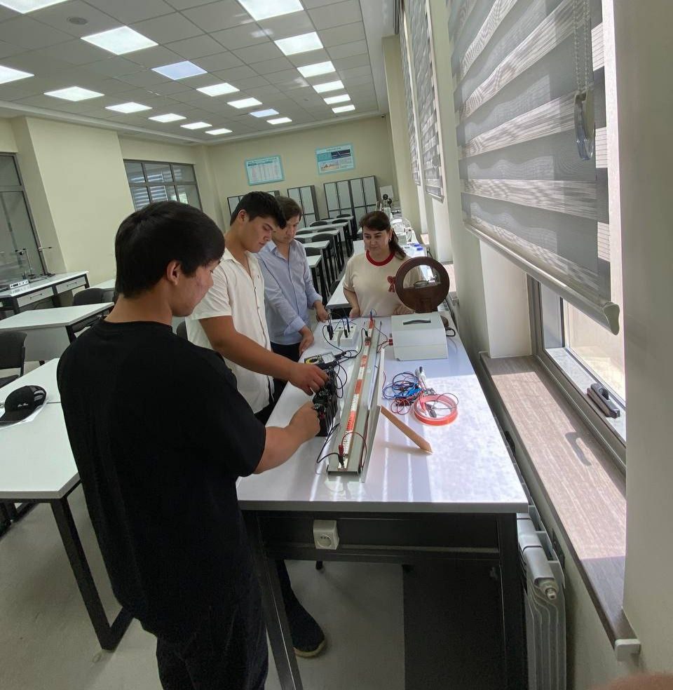 TAQU da "Amaliy kimyo laboratoriyasi" va "Amaliy fizika laboratoriyasi" toʻgaraklari yoʻlga qoʻyilgan