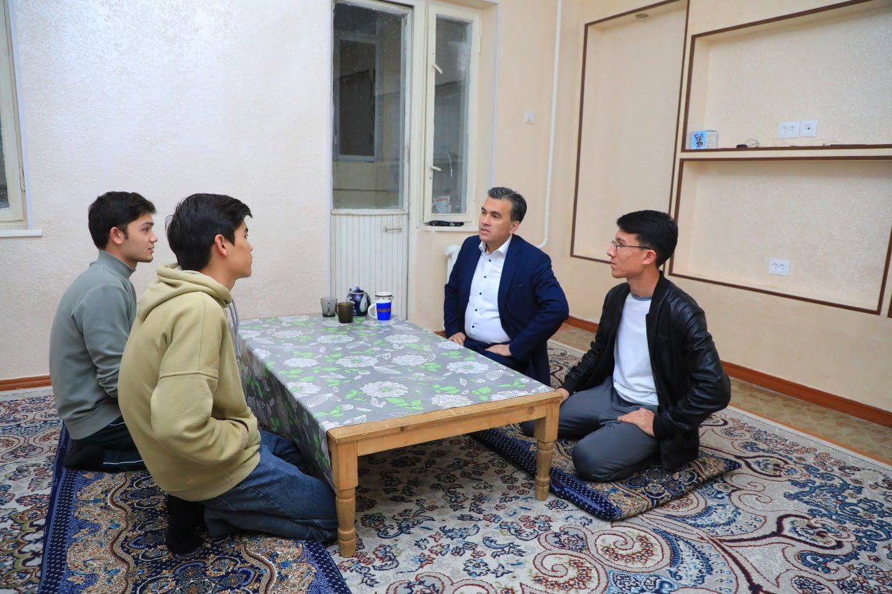 Toshkent arxitektura-qurilish universiteti rektori Baxrom Tulaganov va Xotin-qizlar maslahat kengashi raisi N.Kurbanova ijara xonadonlarida yashayotgan talabalarning holidan xabar oldi