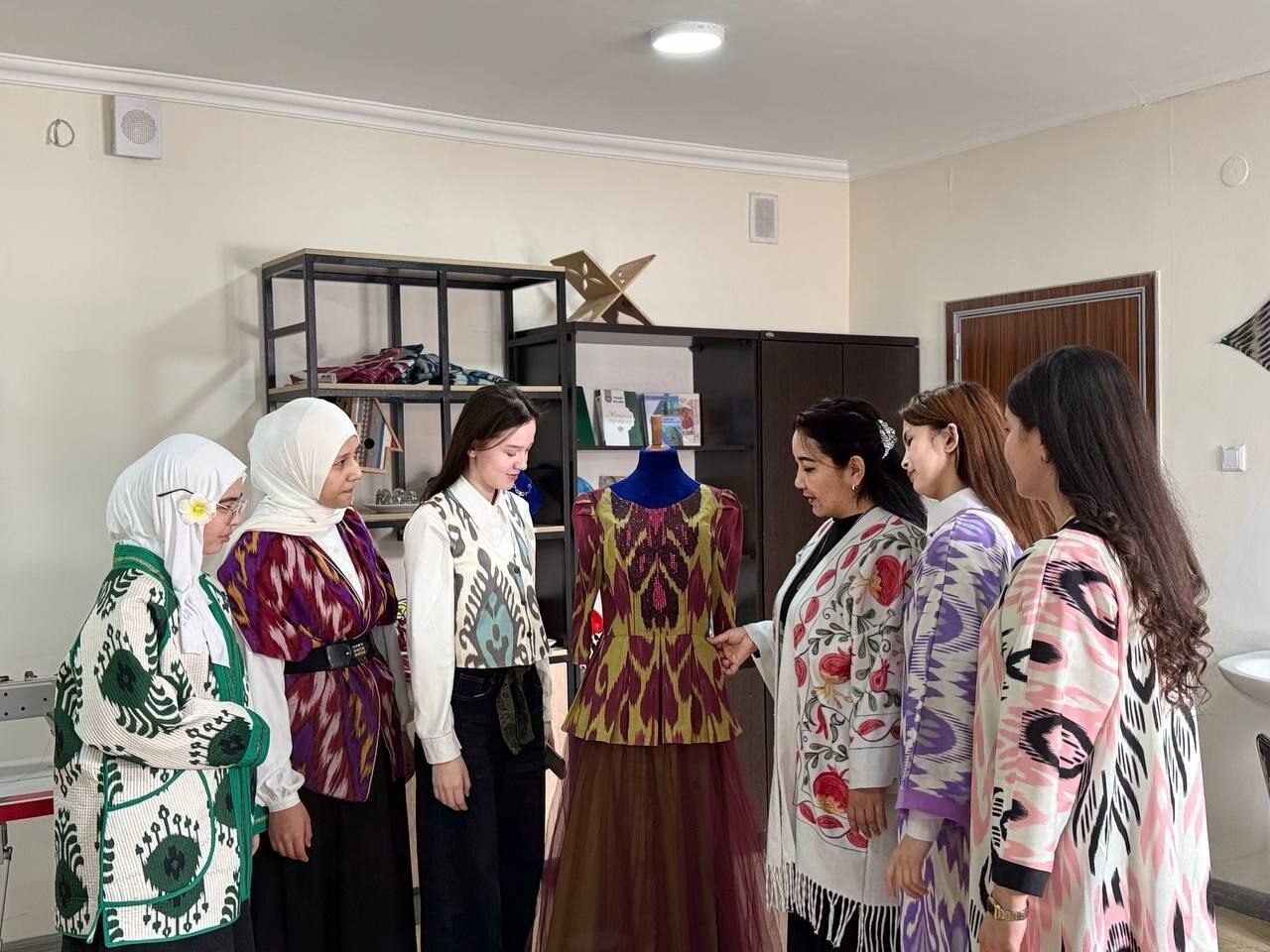 “Tikuvchilik san’ati” to‘garagining navbatdagi mashg‘uloti bo‘lib o‘tdi