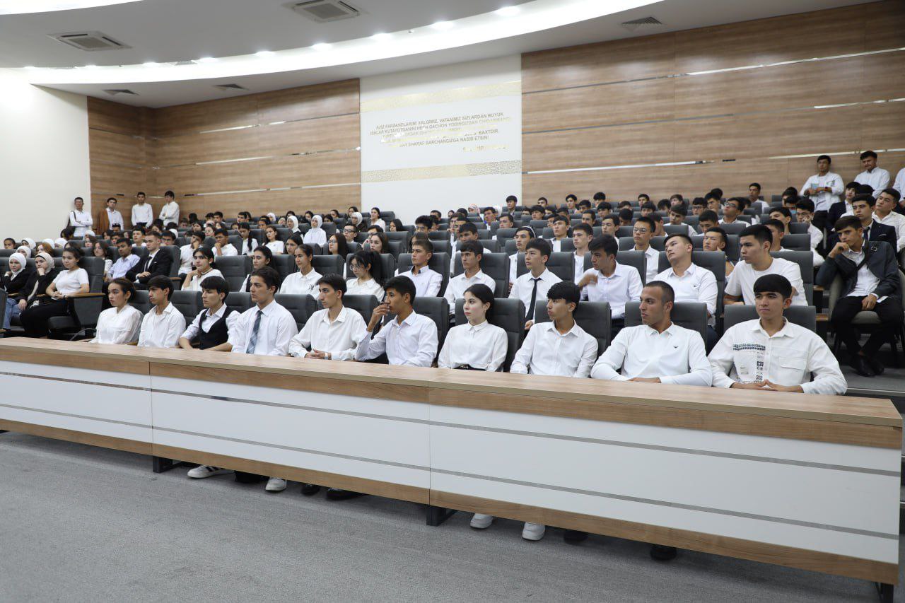 Toshkent arxitektura-qurilish universiteti rektori B.A Tulaganov 1 kursga qabul qilingan Arxitektura fakulteti talabalari bilan uchrashdi