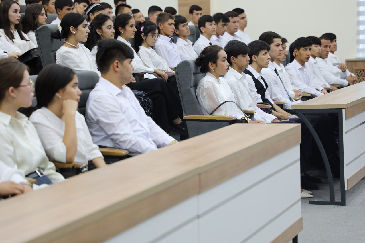 Toshkent arxitektura-qurilish universiteti rektori B.A Tulaganov 1 kursga qabul qilingan Arxitektura fakulteti talabalari bilan uchrashdi
