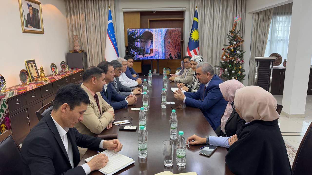 Toshkent arxitektura-qurilish universiteti delegatsiyasi va O'zbekistonning Malayziyadagi elchisi Karomiddin Gadoyev hamda uning birinchi kotibi Elbek Saidovlar ishtirokida Kuala-Lumpur shahrida uchrashuv bo'lib o'tdi.